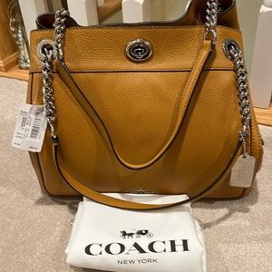 NWT COACH Edie turn lock pebbled leather shoulder bag.